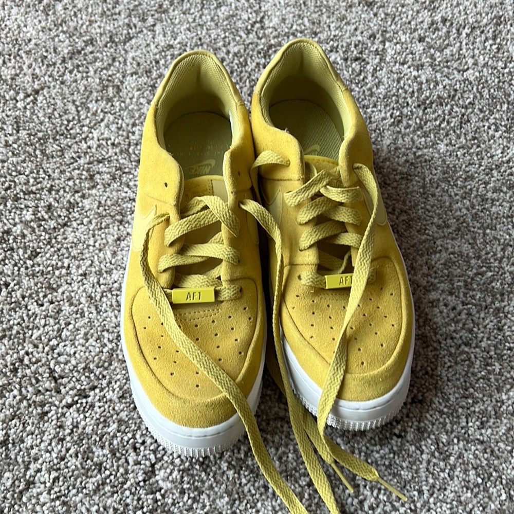 WOMEN'S NIKE AIR FORCE 1 SAGE LOW